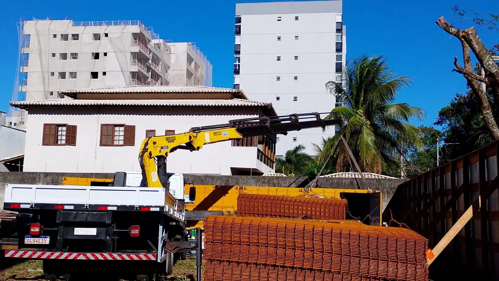 Caminhão munck da AVF em operação de descarga em obra