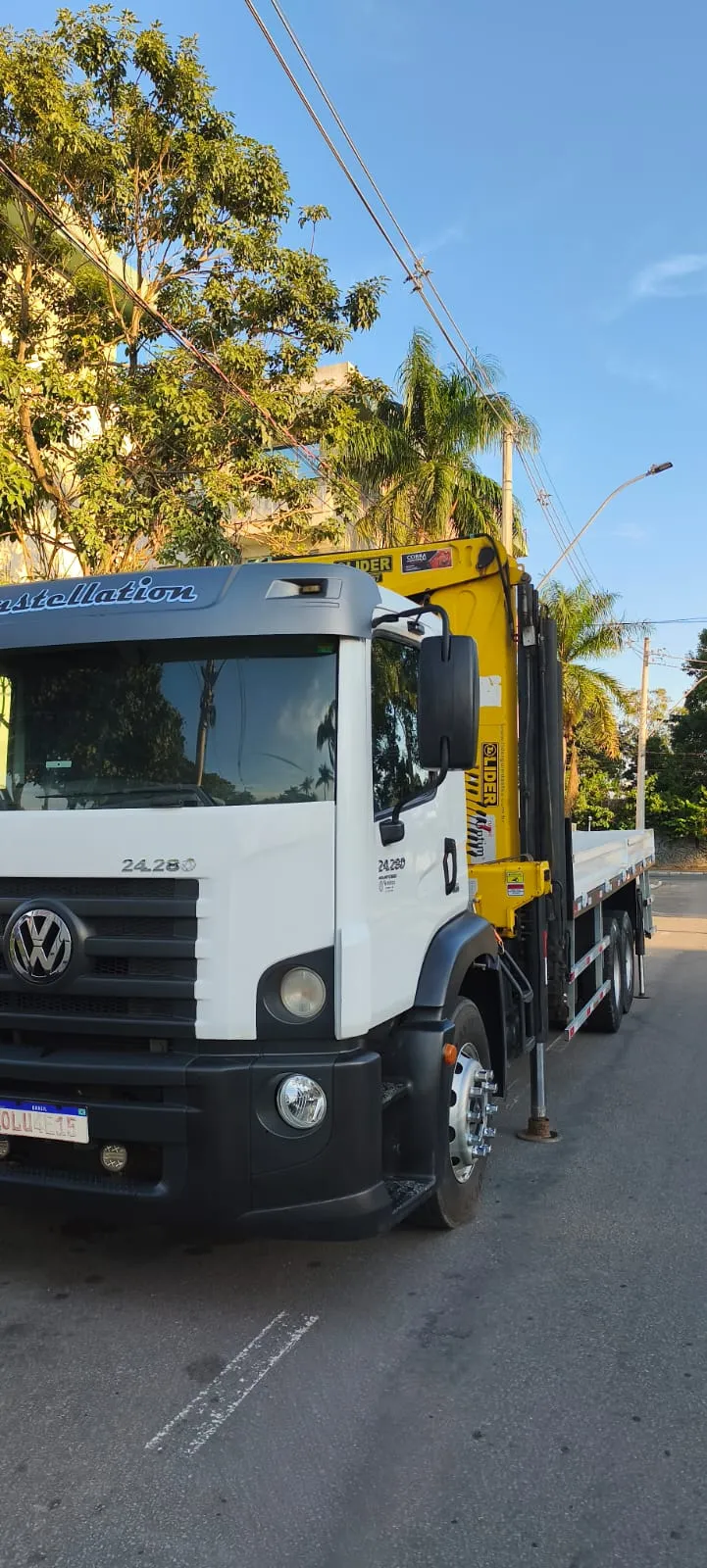 Caminhão munck AVF 24.280 com lança Lider recolhida em via urbana