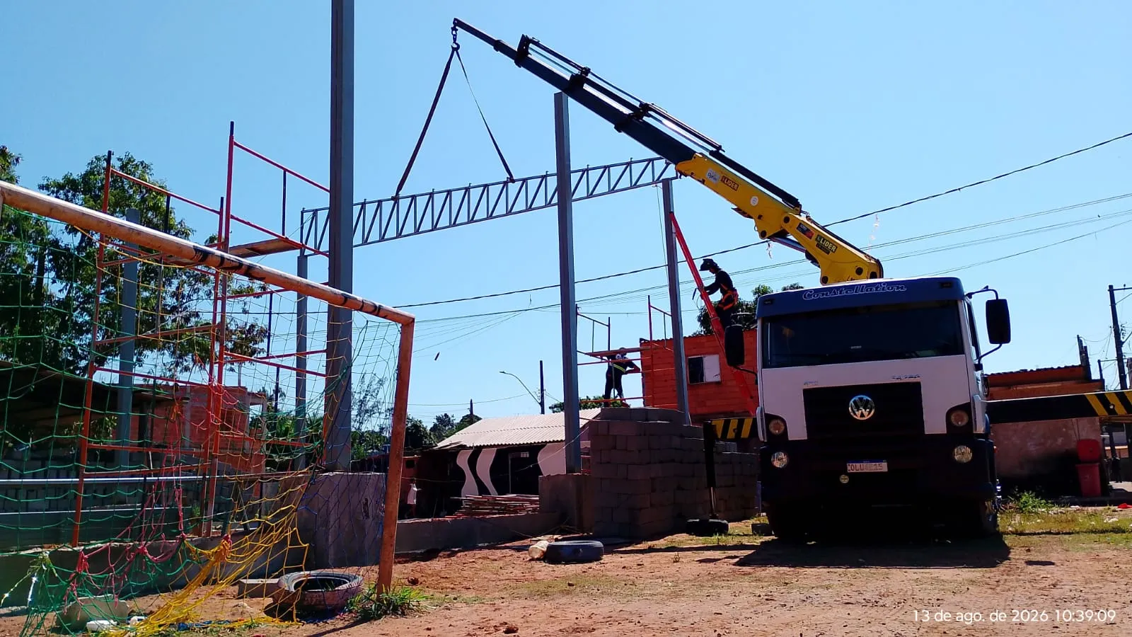 Operação de montagem de estrutura metálica com munck AVF em campo